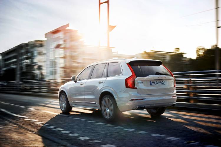 volvo-xc90-t8-18-1440px