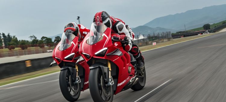 15 Ducati Panigale V4 R Action Uc69252 Mid