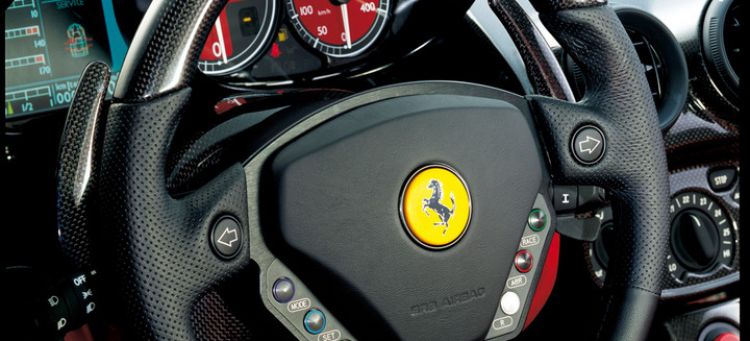 Volante del Ferrari Enzo con emblema icónico y controles integrados.
