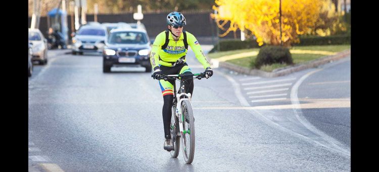 Adelantar Ciclistas Linea Continua