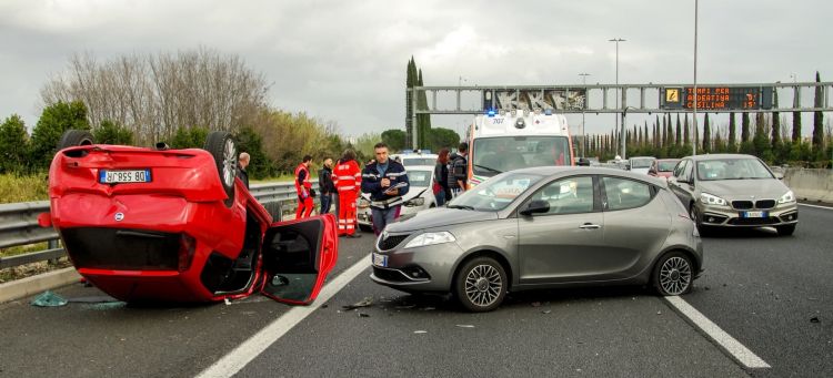 Autopilot Testa Investigacion Accidente Vehiculos Emergencias 02