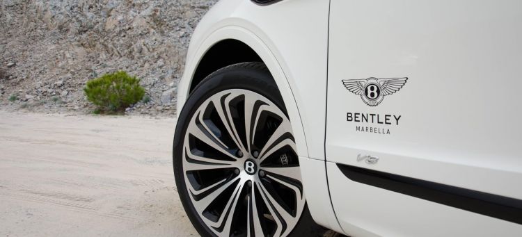 Bentley Bentayga V8 2021 0321 026 Llanta Neumatico 