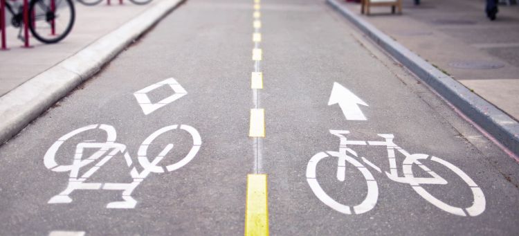 Ciclistas Coches Rotonda Prioridad 02
