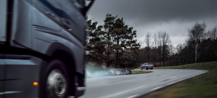 Volvo Cars And Volvo Trucks Share Live Vehicle Data To Improve Traffic Safety