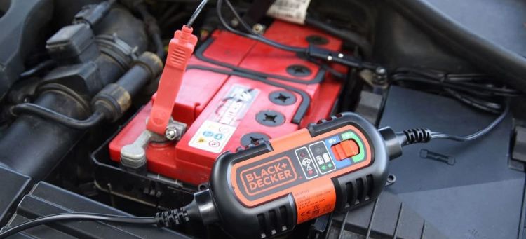 Si tienes que desconectar (o conectar) la batería del coche, así se hace  con seguridad