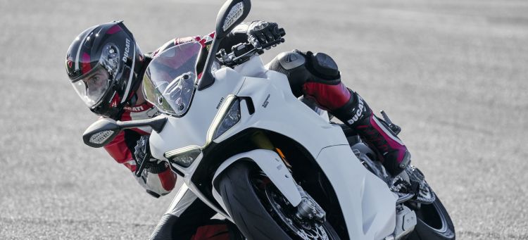 Moto Ducati Supersport 950 S82