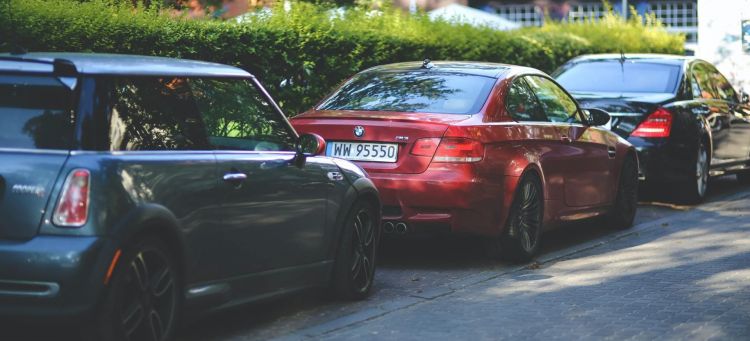 multa-aparcamiento-estando-dentro-mini-bmw-m3-mercedes-clase-s_750x341c.jpg