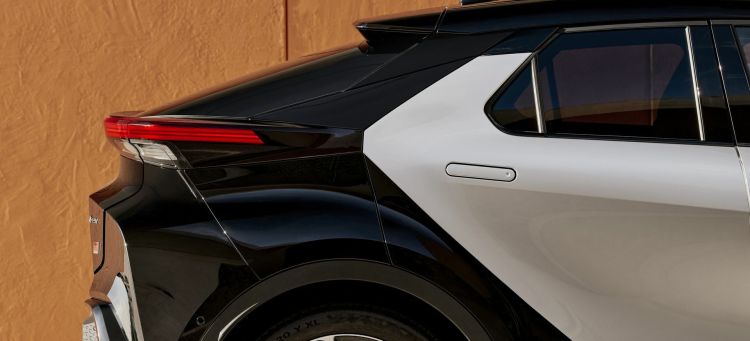 toyota-c-hr-2024-19-64992f1e484a2_750x341c.jpg