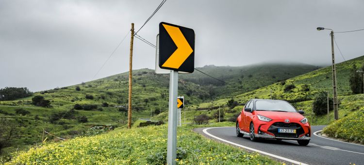 Toyota Yaris Hibrido 2020 Rojo Exterior 52